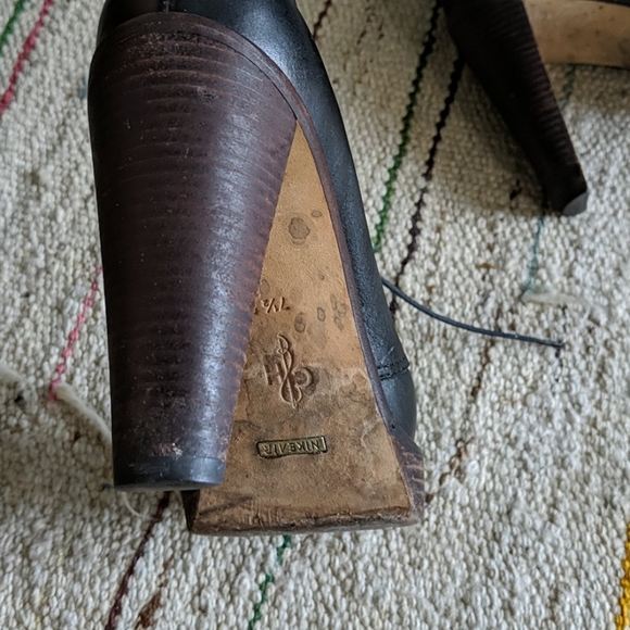 Black booties with wood heel & NikeAir - Picture 7 of 9